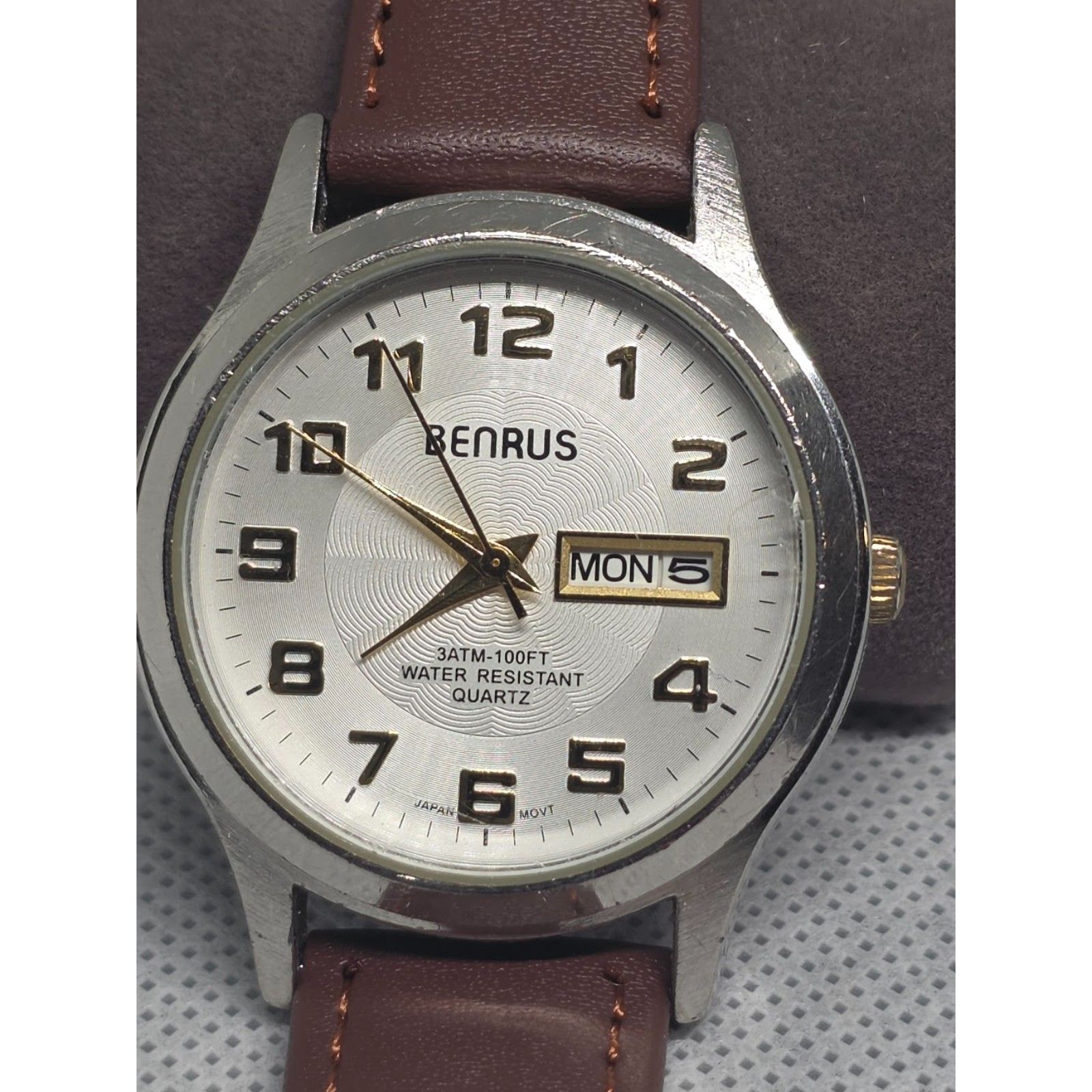 Benrus Bnw712 Mens Quartz Watch Silver Textured Dial Daydate Brown Leather Strap